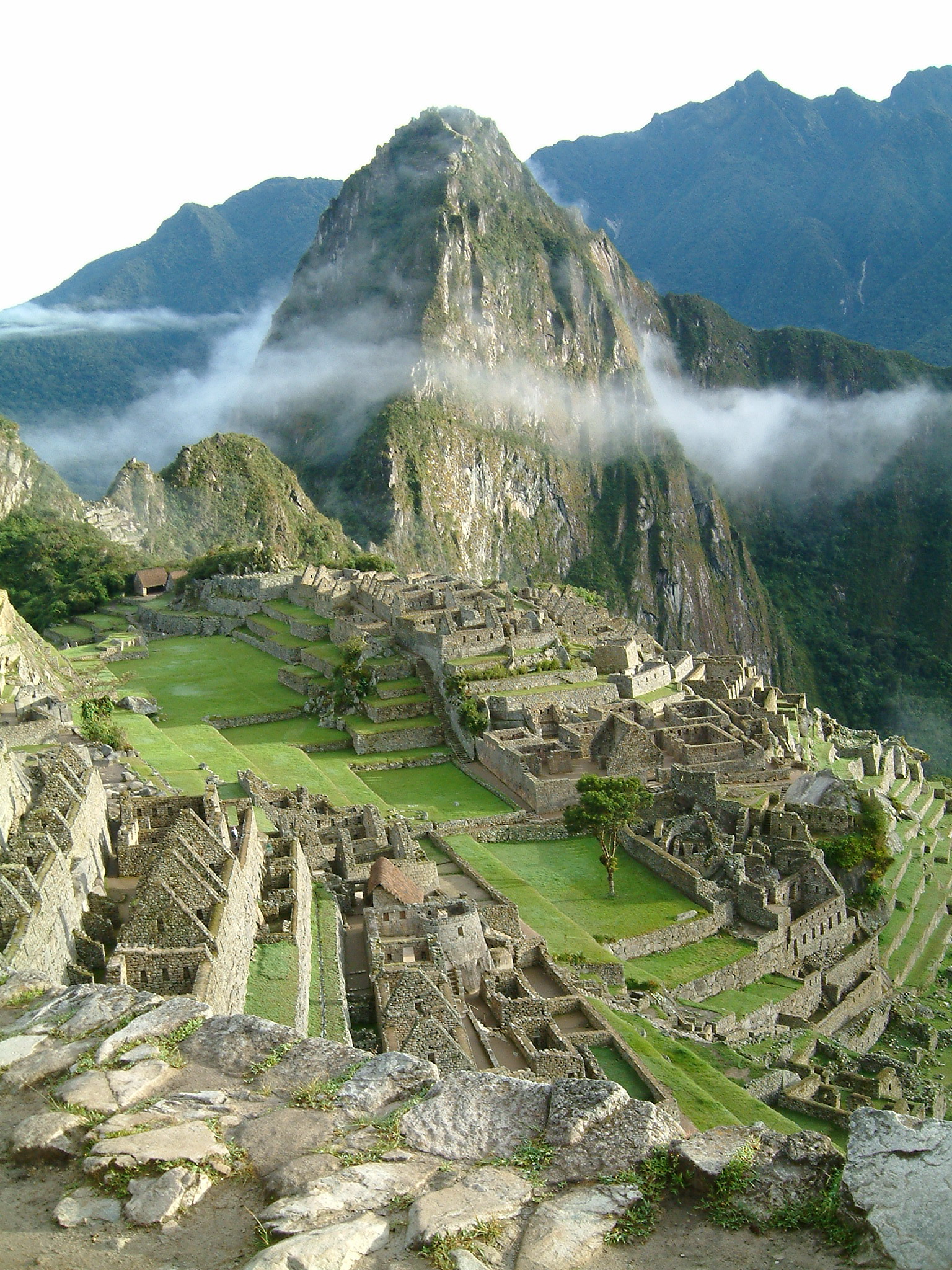 Machu Picchu entre nubes al amanecer en los Andes