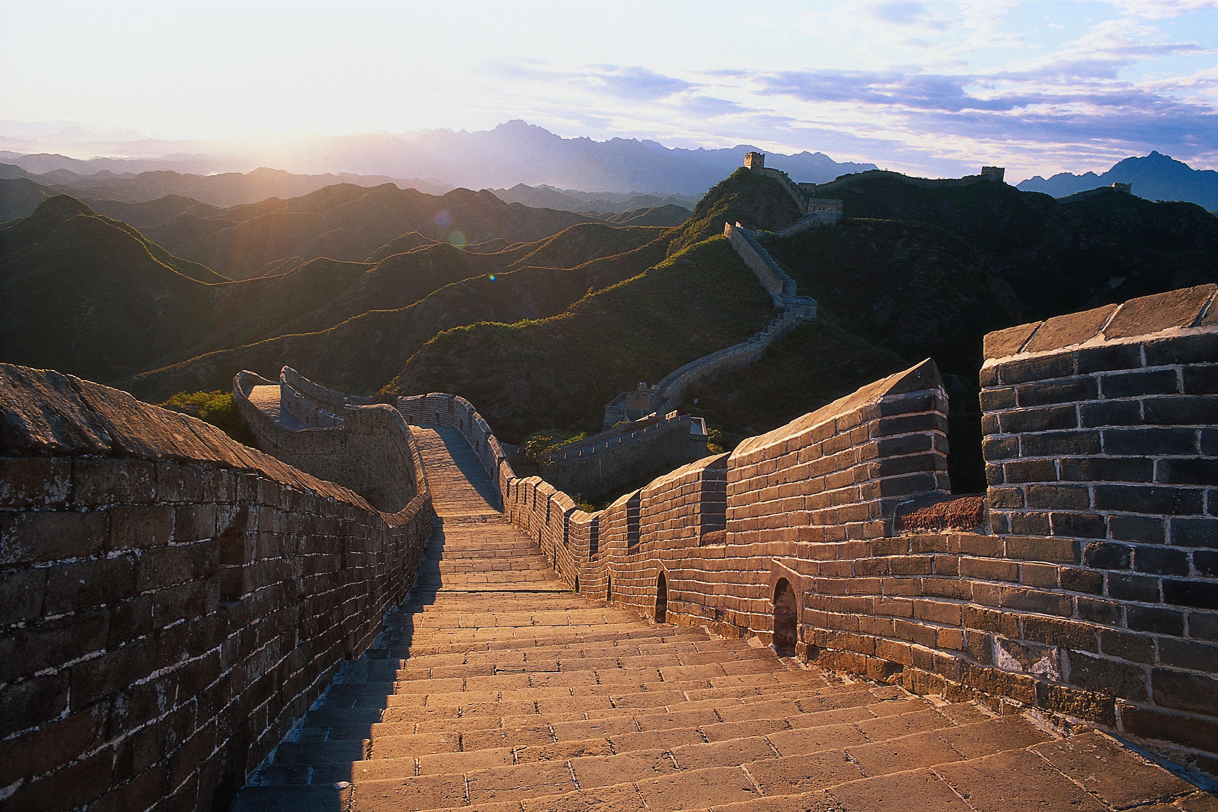 Gran Muralla China serpenteando entre montañas al amanecer